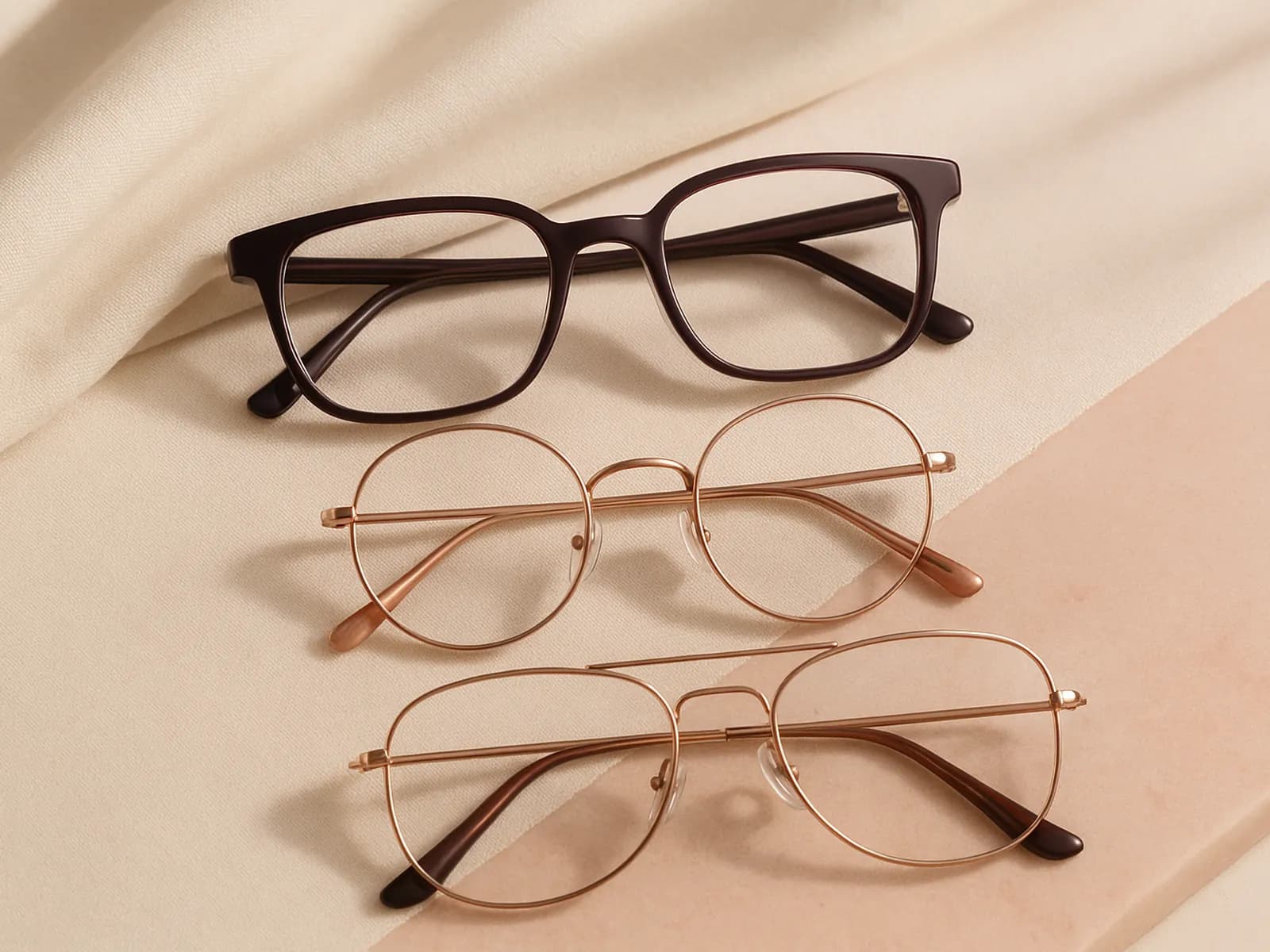 Selfie dengan preview frame kacamata Rectangle Acetate dan Round Metal dari Kira